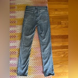 Gap classic straight high rise jeans in 4 long. Classic denim blue color.